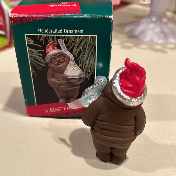 Hallmark Keepsake “A Kiss from Santa” Ornament - Picture 2 of 3